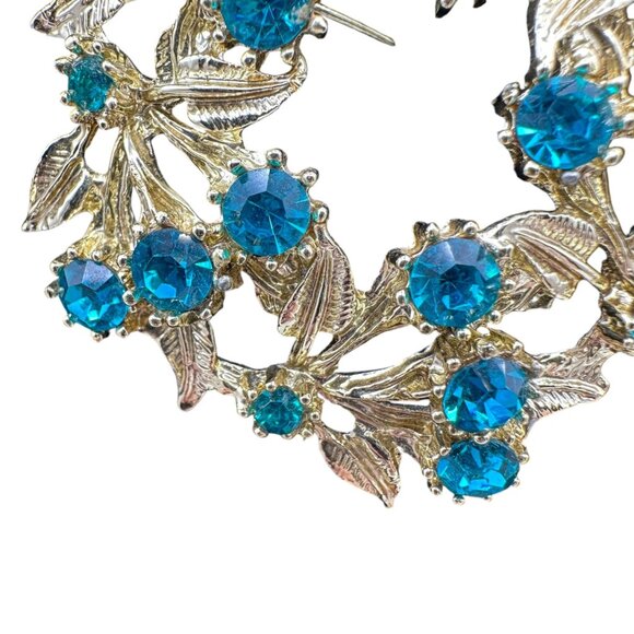 Vintage Gold Tone Wreath Brooch Blue Rhinestones Christmas Holiday Leaves - Picture 5 of 9